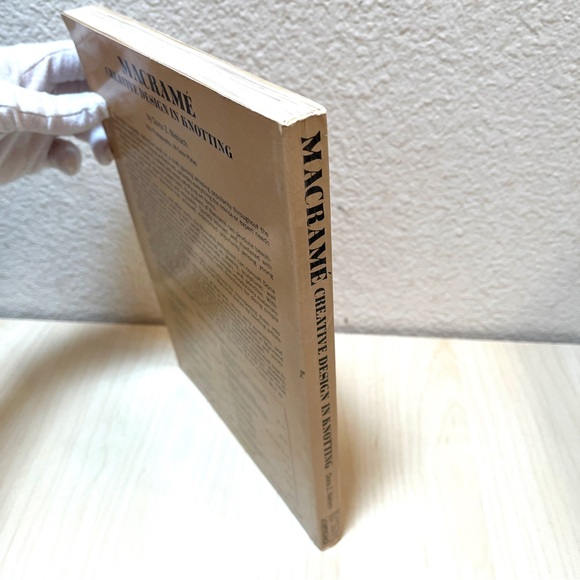 Macrame: Creative Design In Knotting by Dona Z. Meilach. 212 pages. - Picture 4 of 8